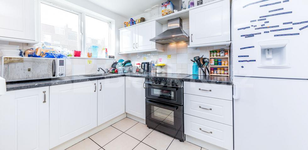 Four double bedrooms large lounge modern kitchen - mins to tube & shops. Williamson Street, Holloway